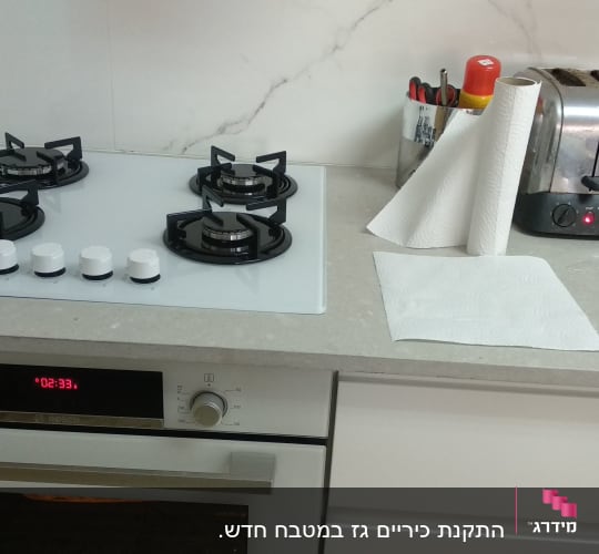 התקנת כיריים גז במטבח חדש.